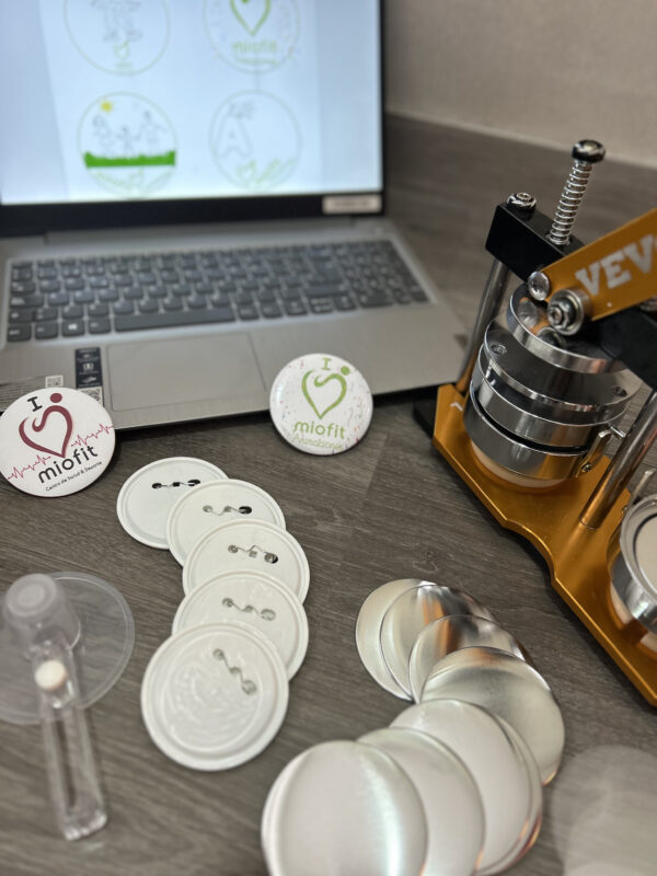 Taller de chapas personalizadas - Imagen 2