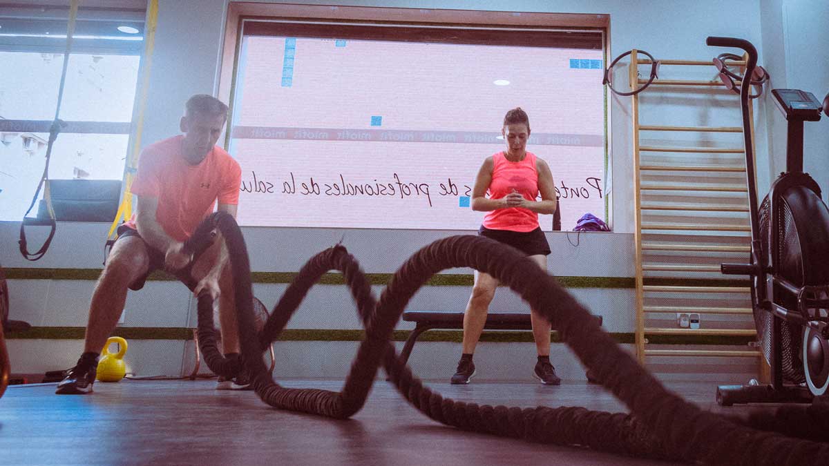 entrenamiento-grupal-personal Dos usuarios de Miofit en un entrenamiento personal o grupal